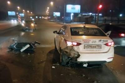 Водитель «Соляриса» скрылся на авто в сквере после массового ДТП в Новосибирске - novos.mk.ru - Новосибирск