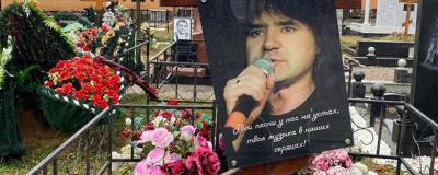 Евгений Осин - Фанаты заявили о запустении на могиле Осина через два года после смерти - runews24.ru