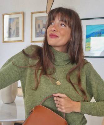 Сочетайте зеленый свитер с голубыми джинсами, как француженка Жюли Феррери - skuke.net