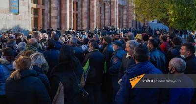 Вагаршак Арутюнян - Родители солдат-срочников вновь собрались перед зданием правительства Армении - ru.armeniasputnik.am - Армения