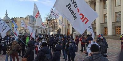 Возле Рады протестуют предприниматели. Они выступают против карантина выходного дня и фискализации бизнеса — фото - nv.ua