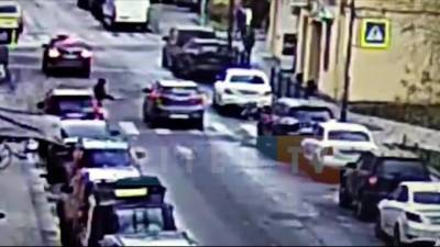 Видео: ребенок попал под машину около генконсульства Швейцарии в Петербурге - piter.tv - Санкт-Петербург - Швейцария