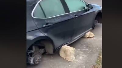 В Киеве владелец Toyota нашел ее без колес: воры подложили вместо них камни - 24tv.ua - Киев