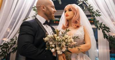 Бодибилдер с третьей попытки женился на секс-кукле - ren.tv - Казахстан