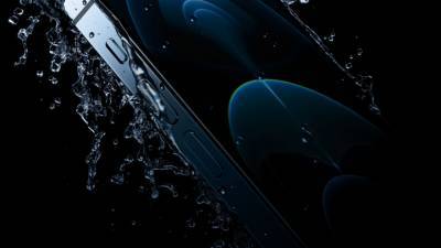 Тим Кук - Apple оштрафовали на 10 миллионов евро за рекламу "водонепроницаемого" айфона - vesti.ru - Италия