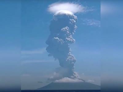 До конца 2020 года остался месяц. В Индонезии начал мощно извергаться вулкан - bloknot.ru - Индонезия