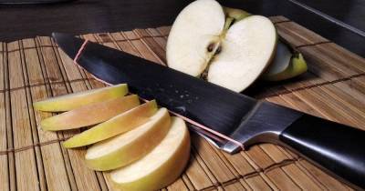 Японский лайфхак с ножом и канцелярской резинкой, который упростит нарезку продуктов - skuke.net