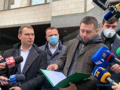 Давид Арахамия - Арахамия с депутатами пришел в КСУ требовать отставки судей - news.bigmir.net