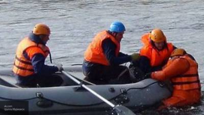 Сотрудники МЧС спасли двух рыбаков с тонущей лодки в Саратове - newinform.com - Саратов