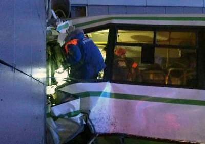 В Великом Новгороде автобус въехал в здание университета, двое погибли - ya62.ru - Великий Новгород - Великий Новгород