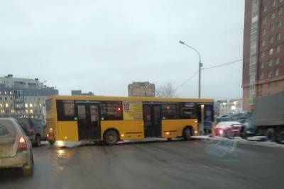 Жители микрорайона в Новосибирске оказались в ловушке на дороге из-за автобуса - novos.mk.ru - Новосибирск