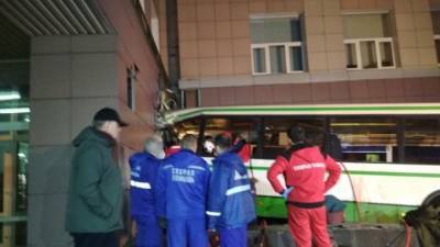 Двое погибших: В Новгороде автобус на скорости протаранил здание университета - piter.tv - Великий Новгород