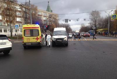Водитель и два фельдшера «скорой» пострадали в ДТП с легковушкой в Твери - afanasy.biz - Тверь