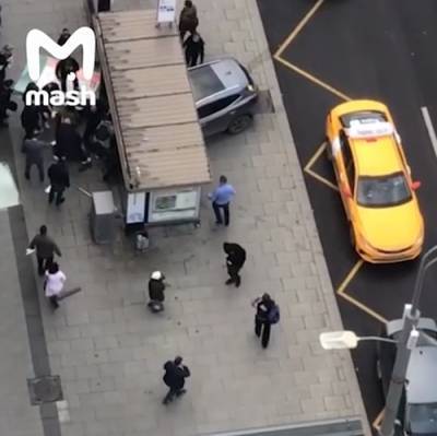 В центре Москвы автомобиль влетел в остановку, несколько человек пострадали - nakanune.ru - Москва