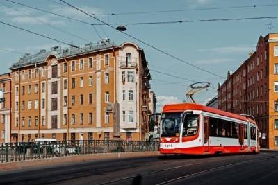 В Петербурге женщина вытолкнула 80-летнюю пассажирку из трамвая - spb.mk.ru - Санкт-Петербург