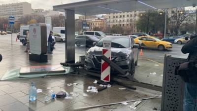 Девушка въехала в остановку в центре Москвы: три человека пострадали - crimea.ria.ru - Москва - Россия - Крым - Симферополь