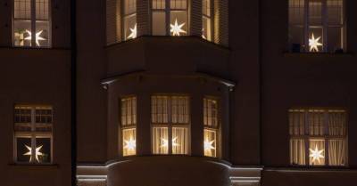 130 новогодних звёзд зажглись в окнах исторического здания в центре Риги - skuke.net - Рига - Латвия