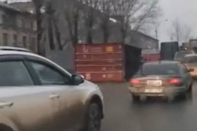 Выпавший на дорогу металлический контейнер собрал пробку в Новосибирске - novos.mk.ru - Новосибирск