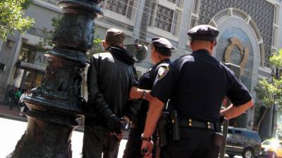 Matter - Полиция США отобрала у активиста Black Lives Matter железный прут и цепь - riafan.ru - США - Нью-Йорк - Нью-Йорк