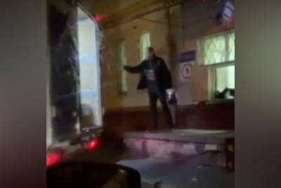 В новосибирской туберкулезной больнице медсестра таскала ребенка за волосы - m24.ru - Россия - Новосибирск
