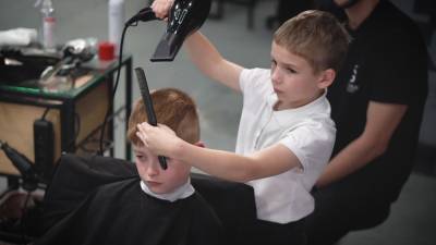 Девятилетний украинец с проблемами слуха учится на парикмахера. - riafan.ru - Коломыя - Ивано-Франковская обл.