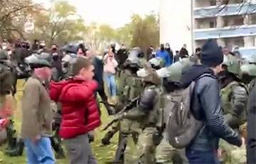 «Я раскрыл грудь и говорю силовику: «Стреляй!» - charter97.org
