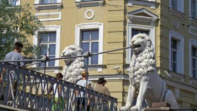 Полиция разыскивает вандалов, изрисовавших скульптуры на Львином мосту - piter.tv - Санкт-Петербург - район Адмиралтейский, Санкт-Петербург