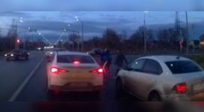 Виновник ДТП жестко избил женщину-водителя в Ярославле: видео - progorod76.ru - Ярославль