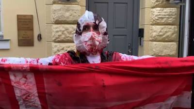 Москвич облил себя кровью в знак протеста против уничтожения норок в Дании - polit.info - Москва - Дания