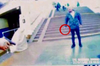 Брызнул газом в лицо и достал нож: В киевском метро пассажир напал на полицейского из-за замечания относительно маски - vkcyprus.com - Киев