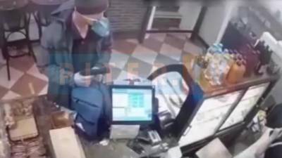 Неадекват с пистолетом зашел в булочную на Гатчинской за деньгами из кассы - piter.tv - Красноярский край