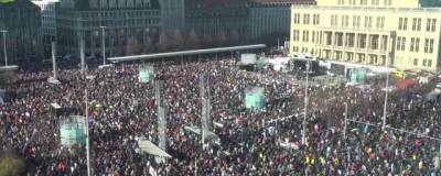 В Германии люди вышли на митинг из-за локдауна - runews24.ru - Германия - Лейпциг