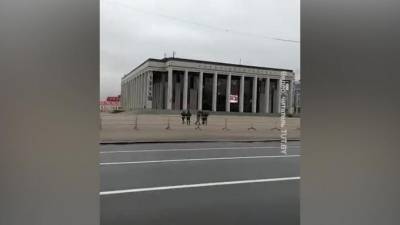 В центре Минска стягивают силовиков и бронетехнику перед новой акцией протеста - piter.tv - Минск