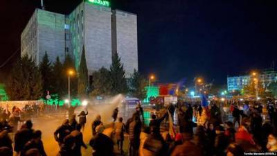 В Тбилиси полиция разгоняет митингующих из-под ЦИК, в ход пошли слезоточивый газ и водометы - ru.espreso.tv - Грузия - Тбилиси