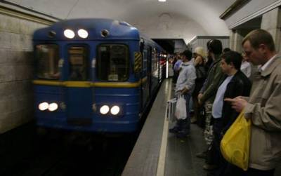«Заминировали». Станция Крещатик закрыта на вход и выход - nv.ua - Киев