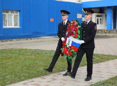Руководители сахалинской полиции почтили память погибших - sakhalin.info - Россия - Сахалинская обл. - Южно-Сахалинск
