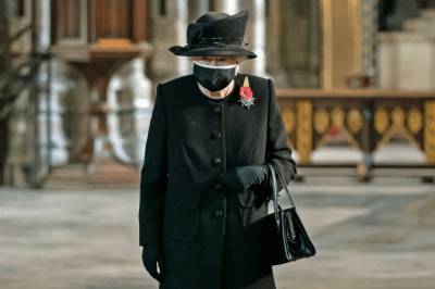 Королева Великобритании впервые надела маску на публике - vkcyprus.com - Britain