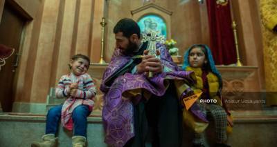 Кадр дня: армянский священник после крещения более 20 человек - ru.armeniasputnik.am - Армения - Азербайджан - Карабах - район Мартакертский