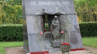 Пьяный бомж разгромил памятник Узникам нацизма в Красном Селе - piter.tv