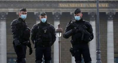 Кристоф Кастанер - Французский парламент отозвал закон о запрете публикаций фото полицейских - lenta.ua - Франция - Парламент