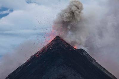Извержение вулкана Левотоло: в Индонезии эвакуировали более 4,5 тысячи человек - Cursorinfo: главные новости Израиля - cursorinfo.co.il - Израиль - Индонезия