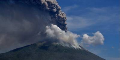 Извержение вулкана Левотоло: власти Индонезии эвакуировали более 4,5 тысяч человек - nv.ua - Индонезия