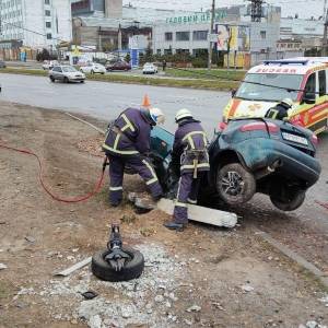 В Запорожье «Ланос» влетел в столб: водитель погиб. Фото - reporter-ua.com - Украина - Запорожская обл. - Запорожье - Гсчс