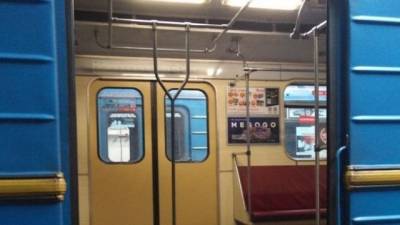 В столичном метро появился вагон с вертикальными поручнями - hubs.ua - Украина - Киев