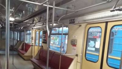 В метро Киева появился вагон с необычными перилами - lenta.ua - Украина - Киев