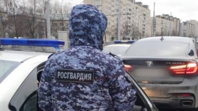 В Петербурге по горячим следам поймали разбойников, укравших у избитого мужчины два "Айфона" - piter.tv - Санкт-Петербург