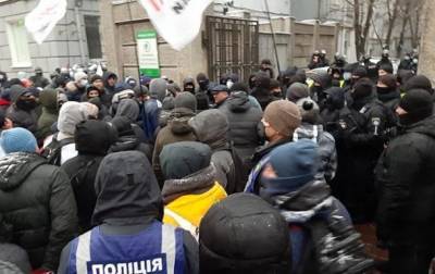 Протестующие пытались заблокировать нардепов в Раде - korrespondent.net - Украина - Киев
