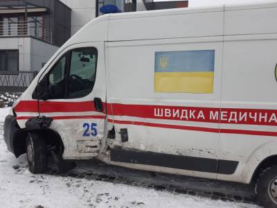 В Черкассах водитель грузовика протаранил скорую с пациенткой в критическом состоянии: фото - news.24tv.ua - Черкассы
