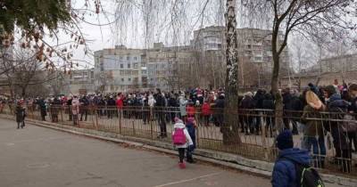 В Червонограде школьник распылил газ из баллончика во время урока: эвакуировали всех из школы (фото) - tsn.ua - Червоноград