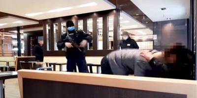 Полиция обнародовала видео задержания мужчины, угрожавшего гранатой в одесском McDonald’s - nv.ua - Одесса